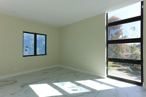 House in Miami, Florida 8 bedrooms, 446.12 sq.m. № 2083152 - photo 17