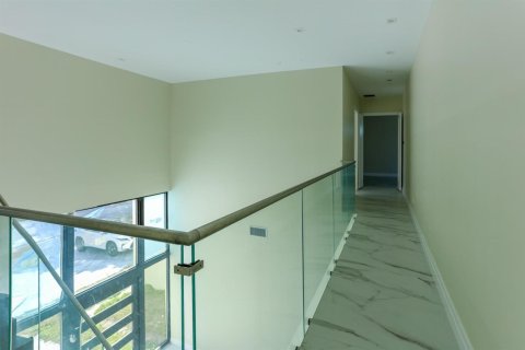 House in Miami, Florida 8 bedrooms, 446.12 sq.m. № 2083152 - photo 21