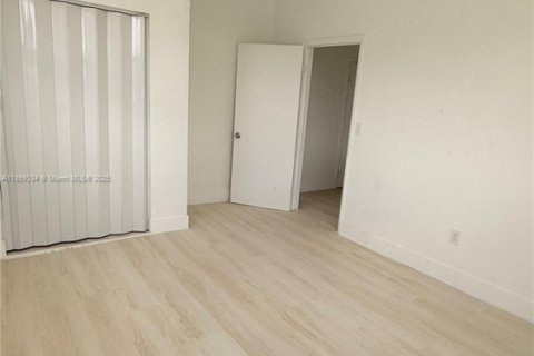 Снять в аренду виллу или дом в Майами, Флорида 1 спальня, 1086.96м2, № 1887835 - фото 7