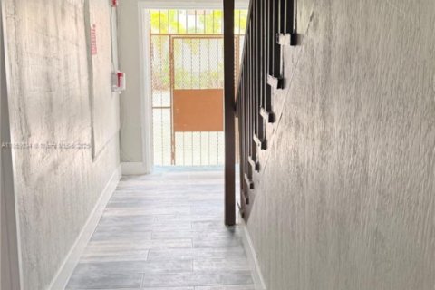 Снять в аренду виллу или дом в Майами, Флорида 1 спальня, 1086.96м2, № 1887835 - фото 2