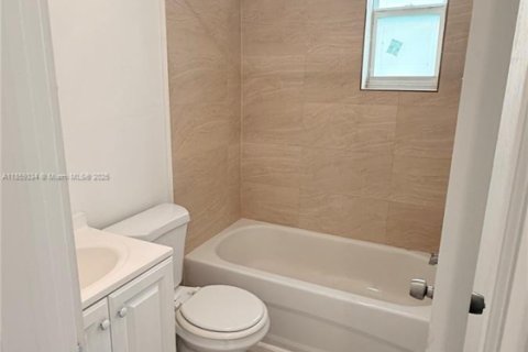 Снять в аренду виллу или дом в Майами, Флорида 1 спальня, 1086.96м2, № 1887835 - фото 9