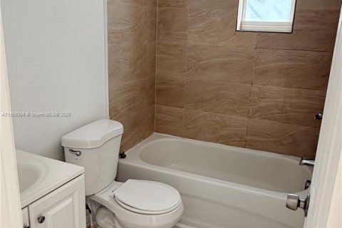 Снять в аренду виллу или дом в Майами, Флорида 1 спальня, 1086.96м2, № 1887835 - фото 4
