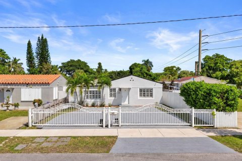 House in Hollywood, Florida 3 bedrooms № 2402470 - photo 6
