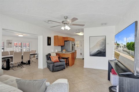 House in Hollywood, Florida 3 bedrooms № 2402470 - photo 12