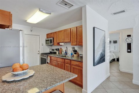 House in Hollywood, Florida 3 bedrooms № 2402470 - photo 10