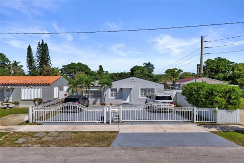 House in Hollywood, Florida 3 bedrooms № 2402470 - photo 7
