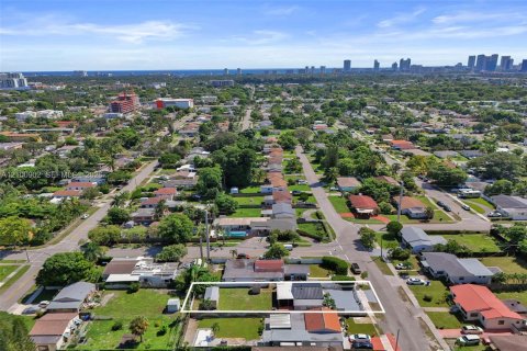 House in Hollywood, Florida 3 bedrooms № 2402470 - photo 3