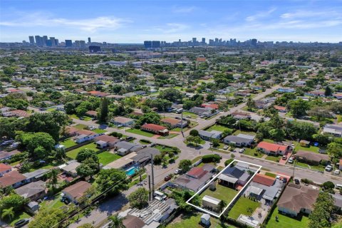 House in Hollywood, Florida 3 bedrooms № 2402470 - photo 4