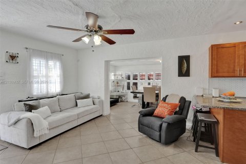 House in Hollywood, Florida 3 bedrooms № 2402470 - photo 8