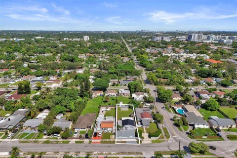 House in Hollywood, Florida 3 bedrooms № 2402470 - photo 2