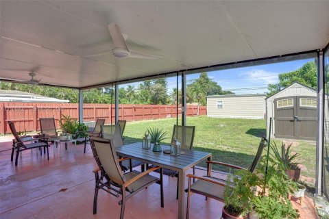House in Hollywood, Florida 3 bedrooms № 2402470 - photo 21