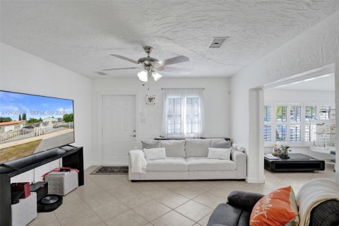House in Hollywood, Florida 3 bedrooms № 2402470 - photo 13