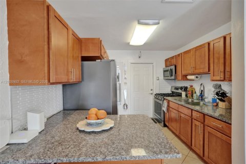 House in Hollywood, Florida 3 bedrooms № 2402470 - photo 9