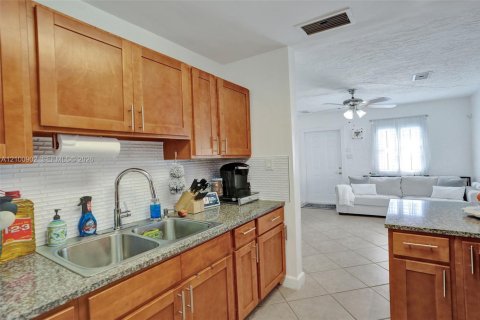 House in Hollywood, Florida 3 bedrooms № 2402470 - photo 11