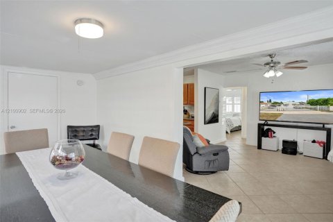 House in Hollywood, Florida 3 bedrooms № 2402470 - photo 16