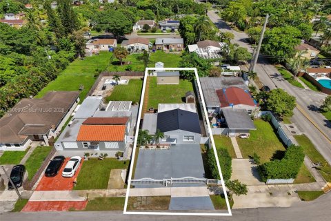 House in Hollywood, Florida 3 bedrooms № 2402470