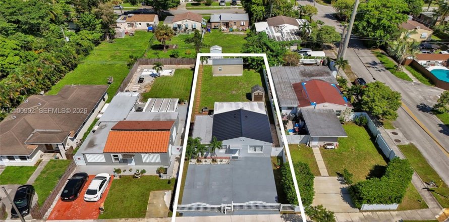 House in Hollywood, Florida 3 bedrooms № 2402470