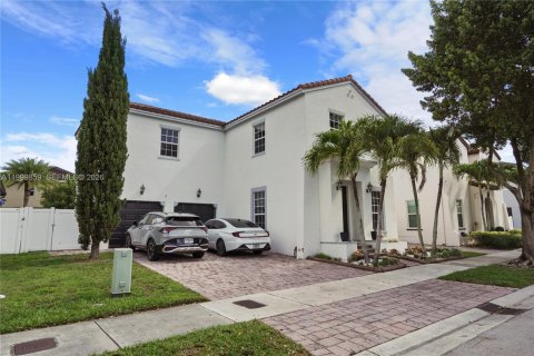 Villa ou maison à vendre à Miami, Floride: 4 chambres, 245.26 m2 № 2064879 - photo 2