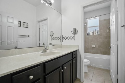 Villa ou maison à vendre à Miami, Floride: 4 chambres, 245.26 m2 № 2064879 - photo 13