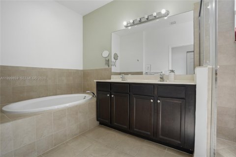 Villa ou maison à vendre à Miami, Floride: 4 chambres, 245.26 m2 № 2064879 - photo 20