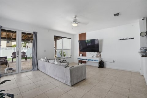 Villa ou maison à vendre à Miami, Floride: 4 chambres, 245.26 m2 № 2064879 - photo 8