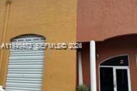 Immobilier commercial à vendre à Hialeah, Floride № 2004934 - photo 2