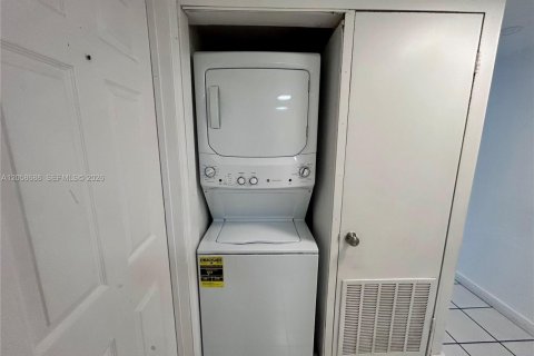 Copropriété à louer à Hialeah, Floride: 2 chambres, 87.89 m2 № 2169038 - photo 9