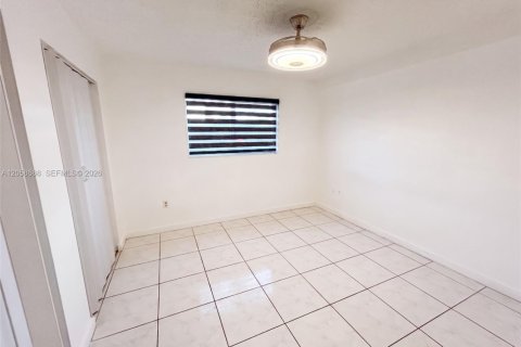 Copropriété à louer à Hialeah, Floride: 2 chambres, 87.89 m2 № 2169038 - photo 4