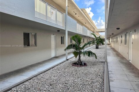 Copropriété à louer à Hialeah, Floride: 2 chambres, 87.89 m2 № 2169038 - photo 12