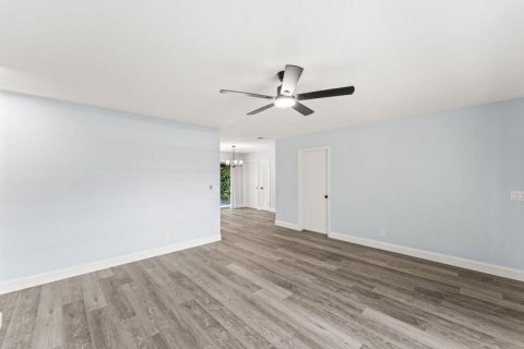 House in Loxahatchee Groves, Florida 3 bedrooms, 120.31 sq.m. № 2392375 - photo 8