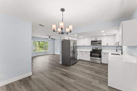 House in Loxahatchee Groves, Florida 3 bedrooms, 120.31 sq.m. № 2392375 - photo 9