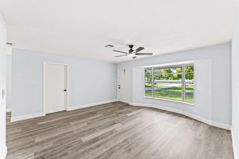 House in Loxahatchee Groves, Florida 3 bedrooms, 120.31 sq.m. № 2392375 - photo 15