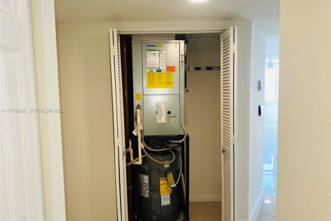 Condo in Miami, Florida, 2 bedrooms  № 2034013 - photo 7