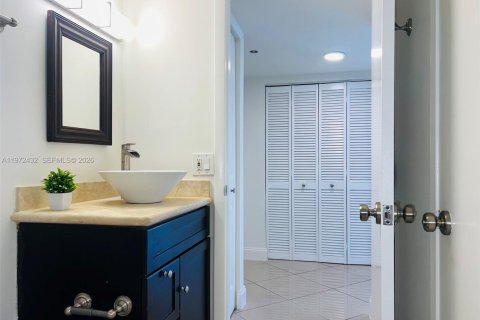 Condo in Miami, Florida, 2 bedrooms  № 2034013 - photo 12