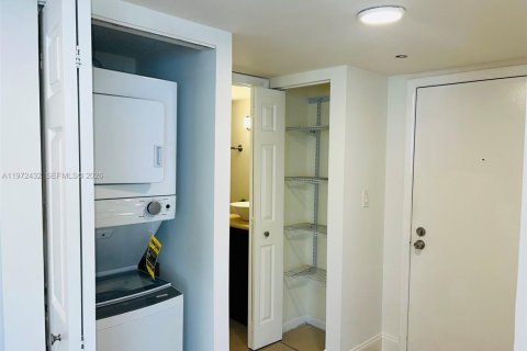 Condo in Miami, Florida, 2 bedrooms  № 2034013 - photo 23