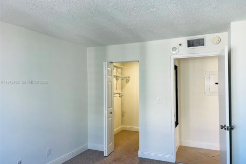 Condo in Miami, Florida, 2 bedrooms  № 2034013 - photo 13