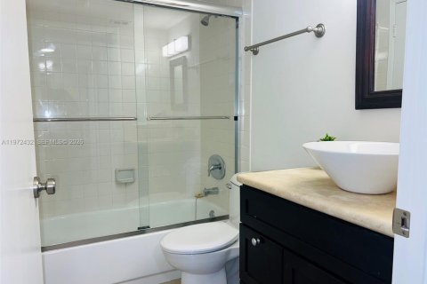 Condo in Miami, Florida, 2 bedrooms  № 2034013 - photo 11
