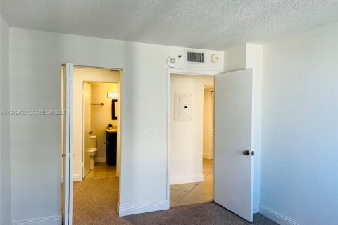 Condo in Miami, Florida, 2 bedrooms  № 2034013 - photo 10