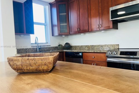 Condo in Miami, Florida, 2 bedrooms  № 2034013 - photo 16