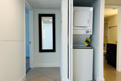 Condo in Miami, Florida, 2 bedrooms  № 2034013 - photo 6