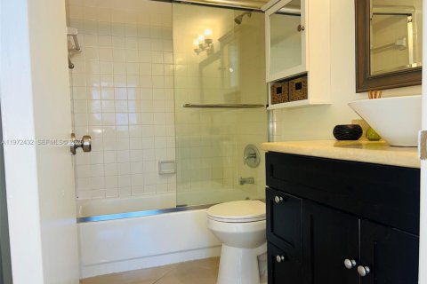 Condo in Miami, Florida, 2 bedrooms  № 2034013 - photo 4