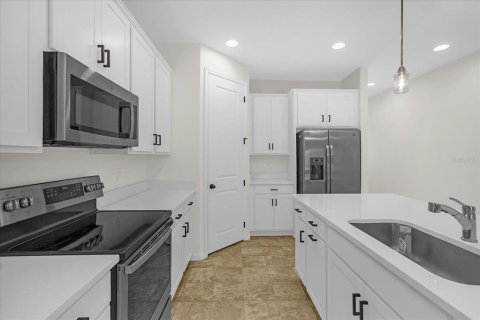 House in Winter Haven, Florida 4 bedrooms, 179.86 sq.m. № 2114431 - photo 3