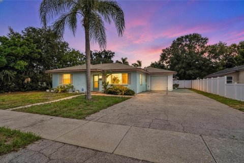 House in Bradenton, Florida 4 bedrooms, 193.61 sq.m. № 2296272