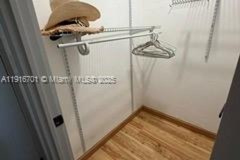 Copropriété à louer à Hollywood, Floride: 2 chambres, 118.54 m2 № 2037982 - photo 13