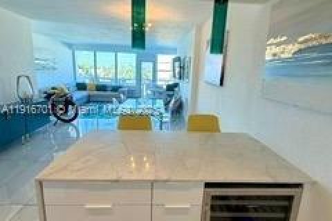 Copropriété à louer à Hollywood, Floride: 2 chambres, 118.54 m2 № 2037982 - photo 4