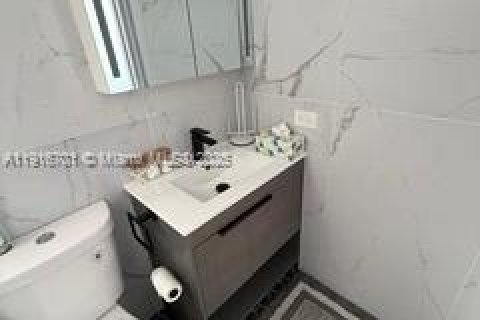 Copropriété à louer à Hollywood, Floride: 2 chambres, 118.54 m2 № 2037982 - photo 18