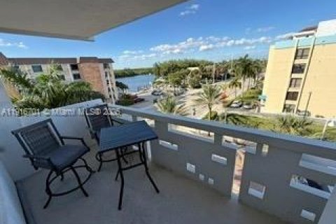 Copropriété à louer à Hollywood, Floride: 2 chambres, 118.54 m2 № 2037982 - photo 23