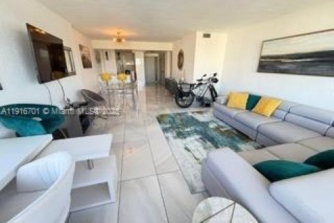 Copropriété à louer à Hollywood, Floride: 2 chambres, 118.54 m2 № 2037982 - photo 2