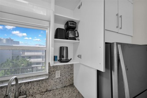 Appartement à louer à Sunny Isles Beach, Floride: 1 chambre, 74.88 m2 № 2086212 - photo 12