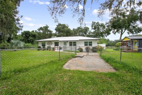 House in De Leon Springs, Florida 3 bedrooms, 167.22 sq.m. № 1912307 - photo 3